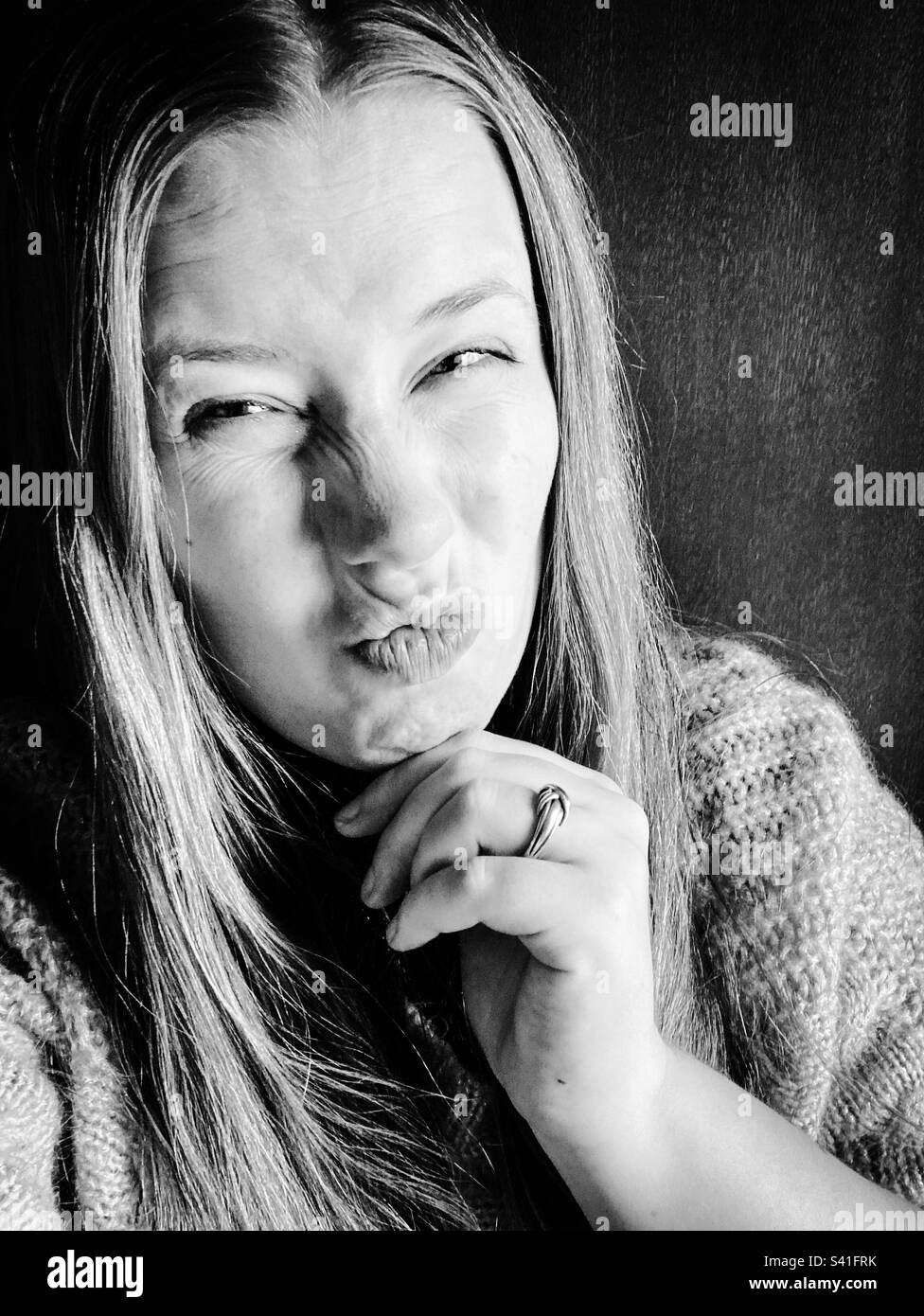 Albernes Selfie einer weißen europäischen Frau aus den frühen 30s Jahren in Schwarz-Weiß Stockfoto