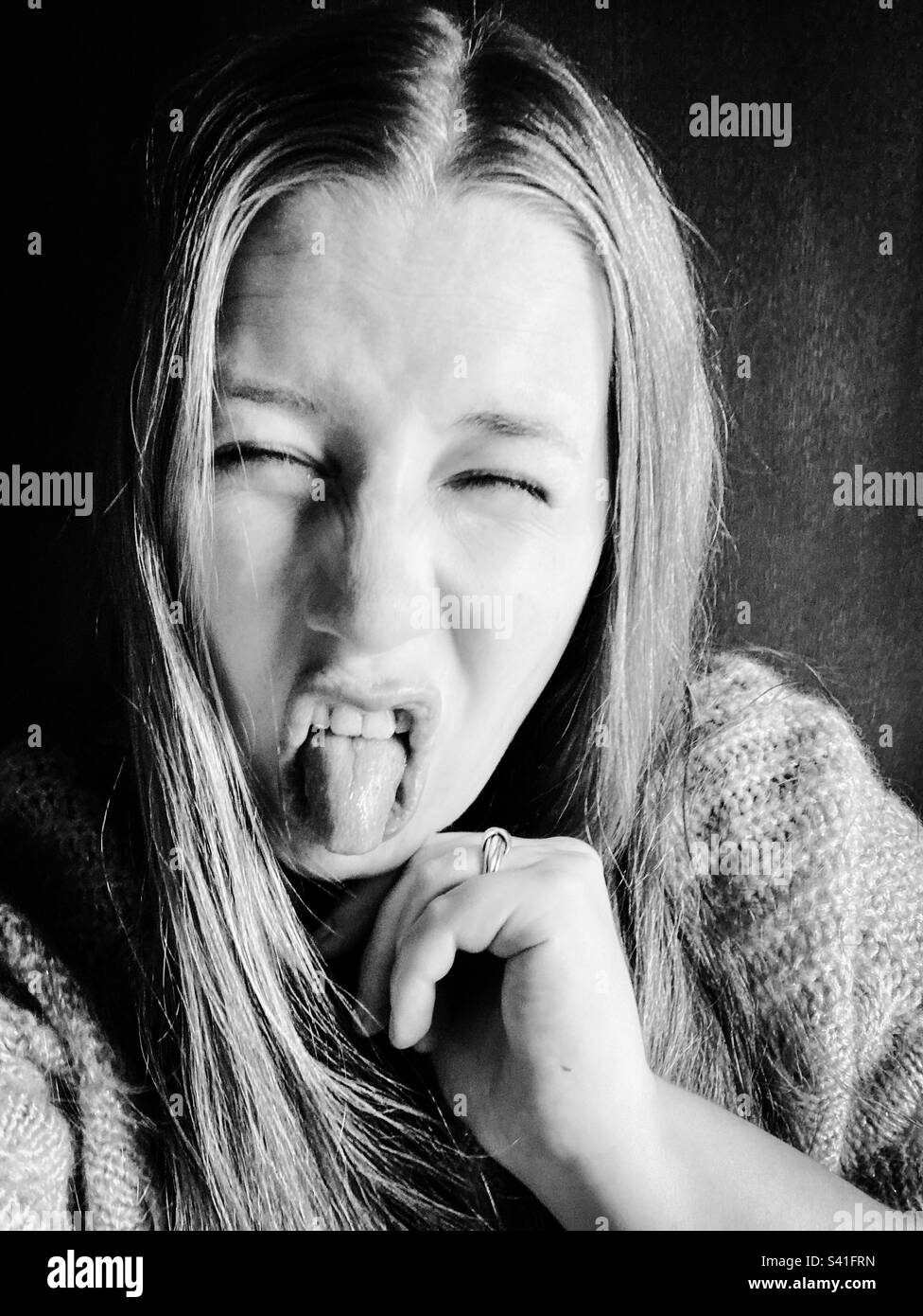 Albernes Selfie einer weißen europäischen Frau aus den frühen 30s Jahren in Schwarz-Weiß Stockfoto