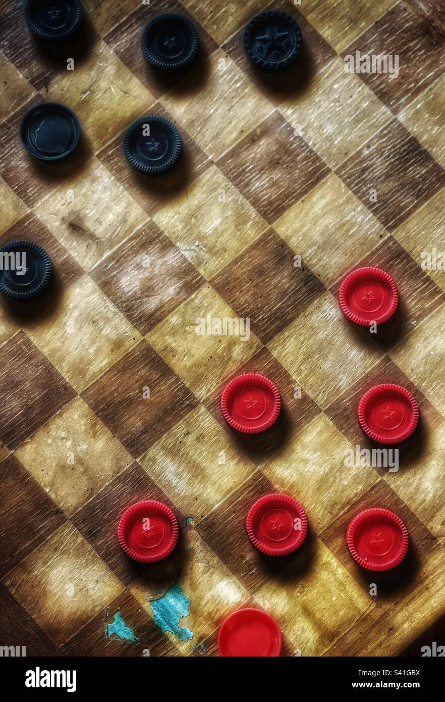 Top-Down-Bild eines alten verwitterten Schachbrettspiels in Farbe mit Vintage-Ton. Stockfoto