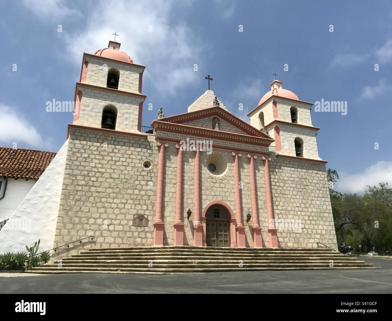 Vorderansicht der Saint Barbara Parish in Old Mission Santa Barbara Stockfoto