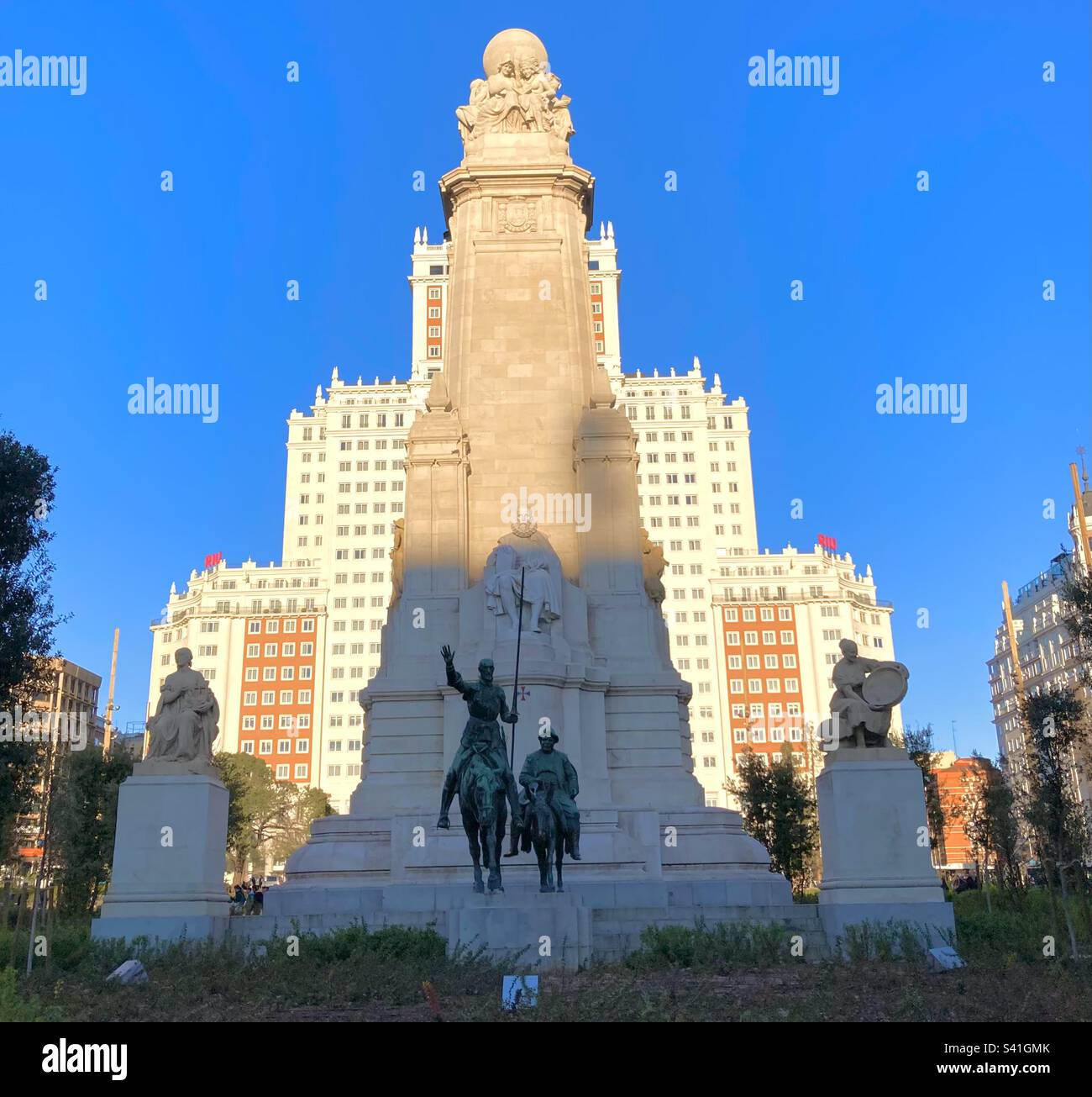 Hotel Riu hinter einem Denkmal mit Bronzestatuen von Don Quijote und Sancho Panza Plaza de España Madrid Spanien Stockfoto