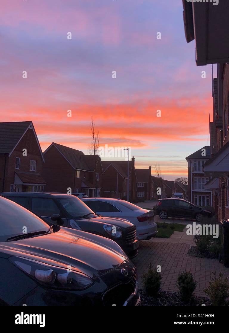 Die Sonne geht auf einem neuen Wohnungsbau in Wokingham, England, unter Stockfoto