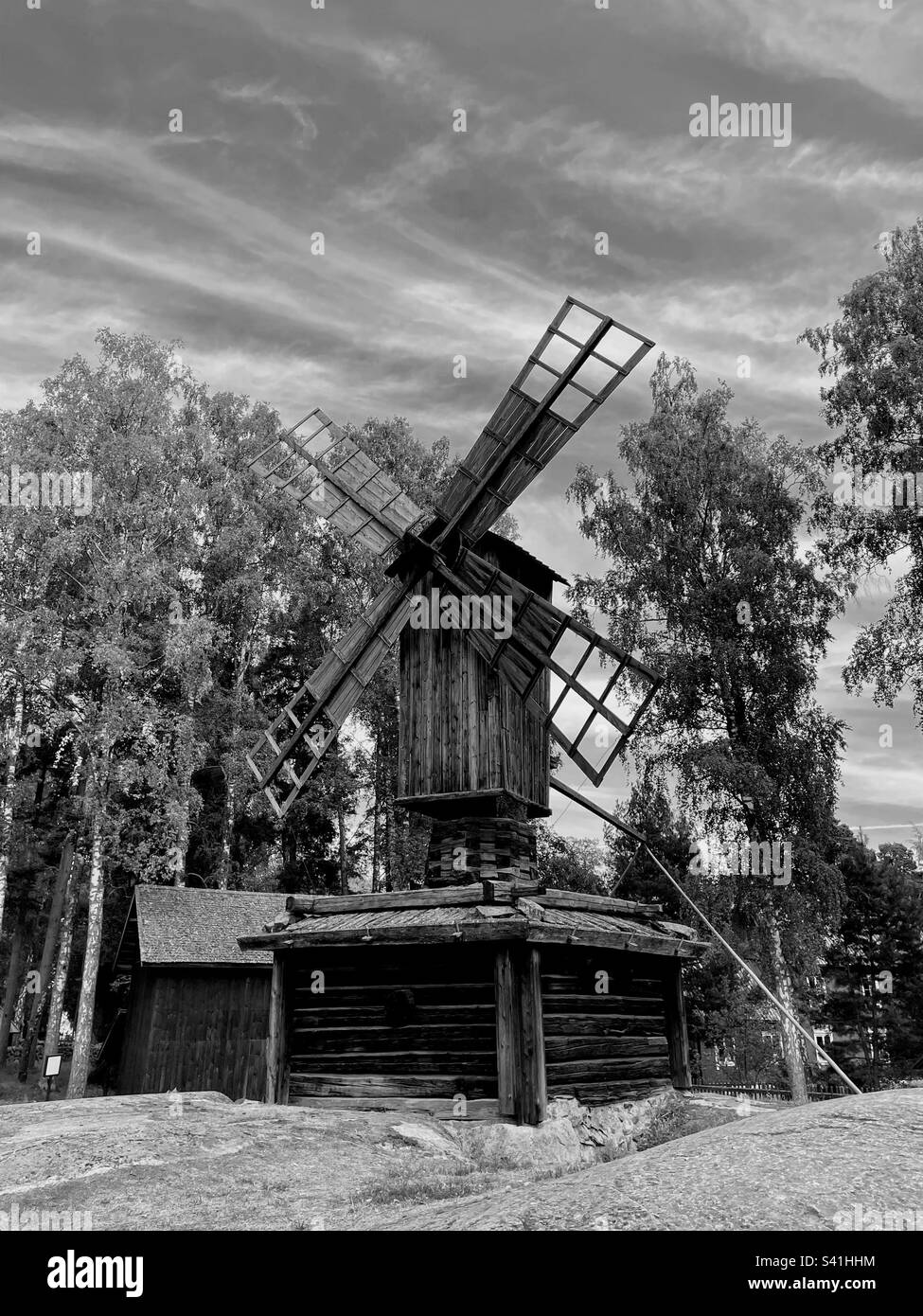 Schwarz-weiß, monochrom, alte Holzmühlenfassade, Außenansicht - Smartphone-aufgenommenes Stockfoto