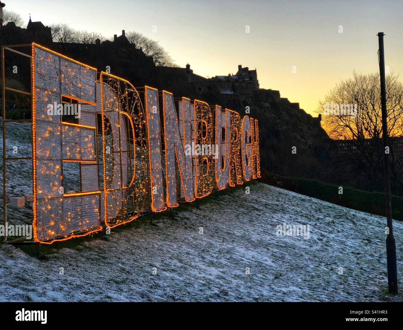 Winterlicher Schnee am Edinburgh Christmas Neon-Schild 2022 am Mound mit dem Schloss hinter Edinburgh Scotland Stockfoto