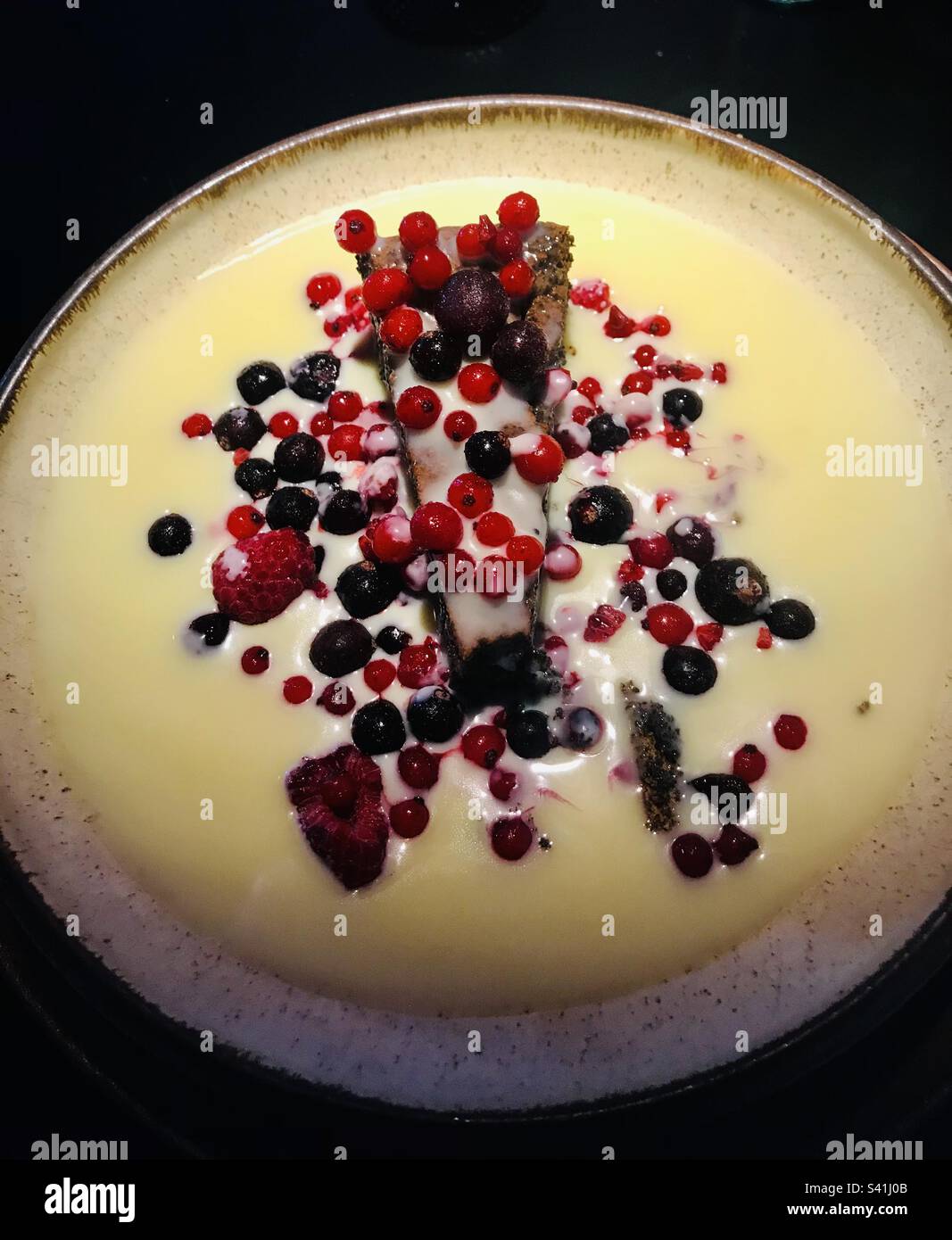 Ein Mohnkuchen mit Waldfrüchten und weißer Schokolade im Bezdan Restaurant in Grude, Bosnien und Herzegowina - Smartphone-aufgenommenes Stockfoto