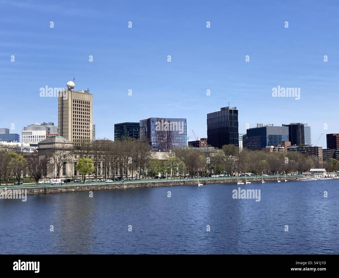 Die Skyline von Cambridge, Massachusetts, umfasst einen Teil des Massachusetts Institute of Technology (mit) Campus und Memorial Drive. Foto enthält Charles River im Vordergrund. - Smartphone-aufgenommenes Stockfoto