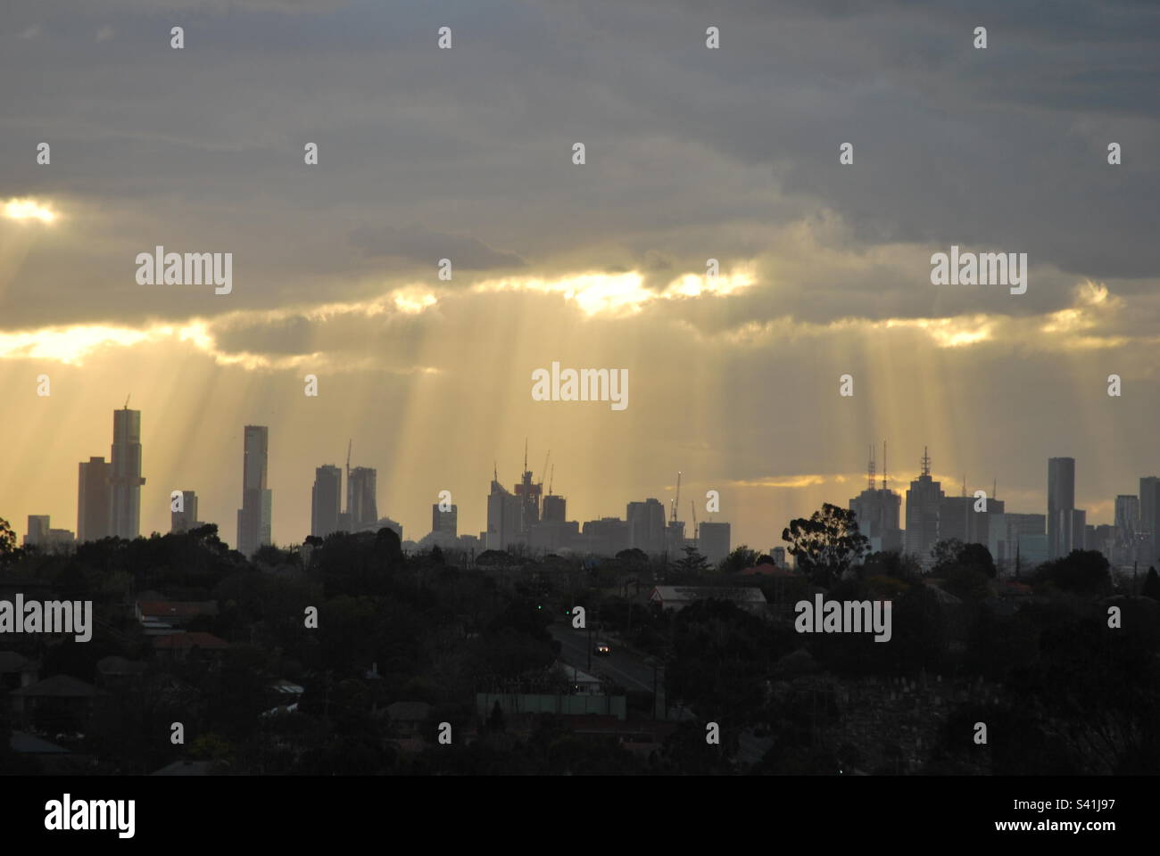 Skyline von Melbourne an einem bewölkten Abend Stockfoto