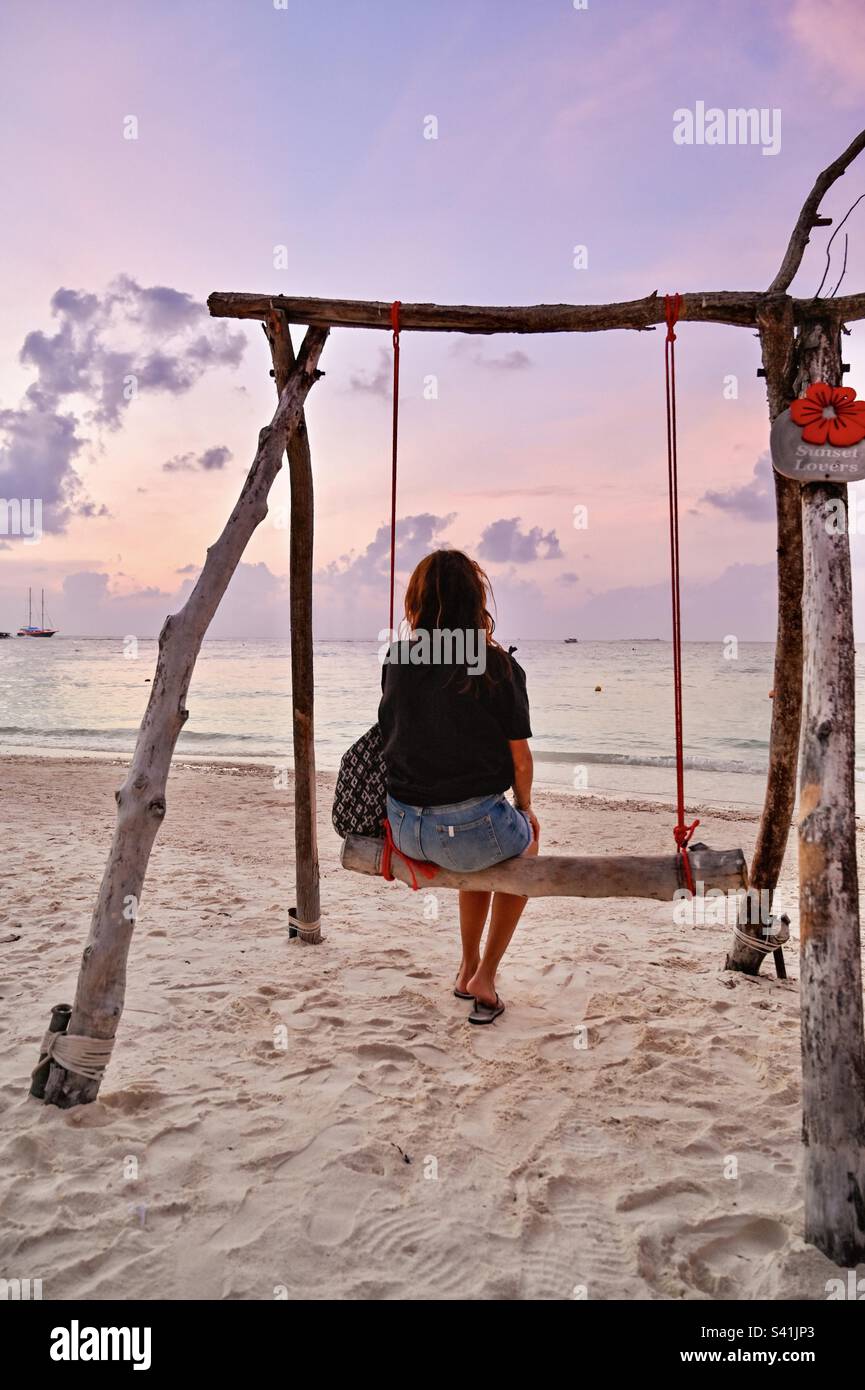 Sonnenuntergang auf der Insel Maafushi, Malediven, eine der größten und beliebtesten Inseln. Es liegt im südlichen Male Atoll nur 27 km entfernt von Male. - Smartphone-aufgenommenes Stockfoto