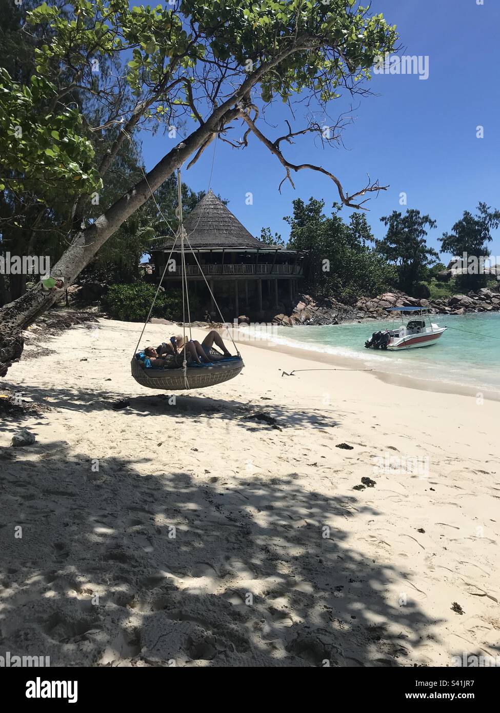 Paare genießen ihre Zeit auf der Hauptinsel Seychellen. Sand, Boot, Hütte Stockfoto