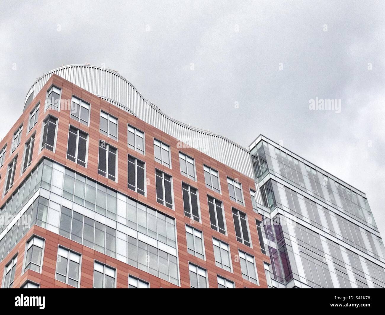 Blick auf das Stanley-Gebäude im Broad Institute. In der Nähe des Campus des Massachusetts Institute of Technology und des Kendall Square. - Smartphone-aufgenommenes Stockfoto