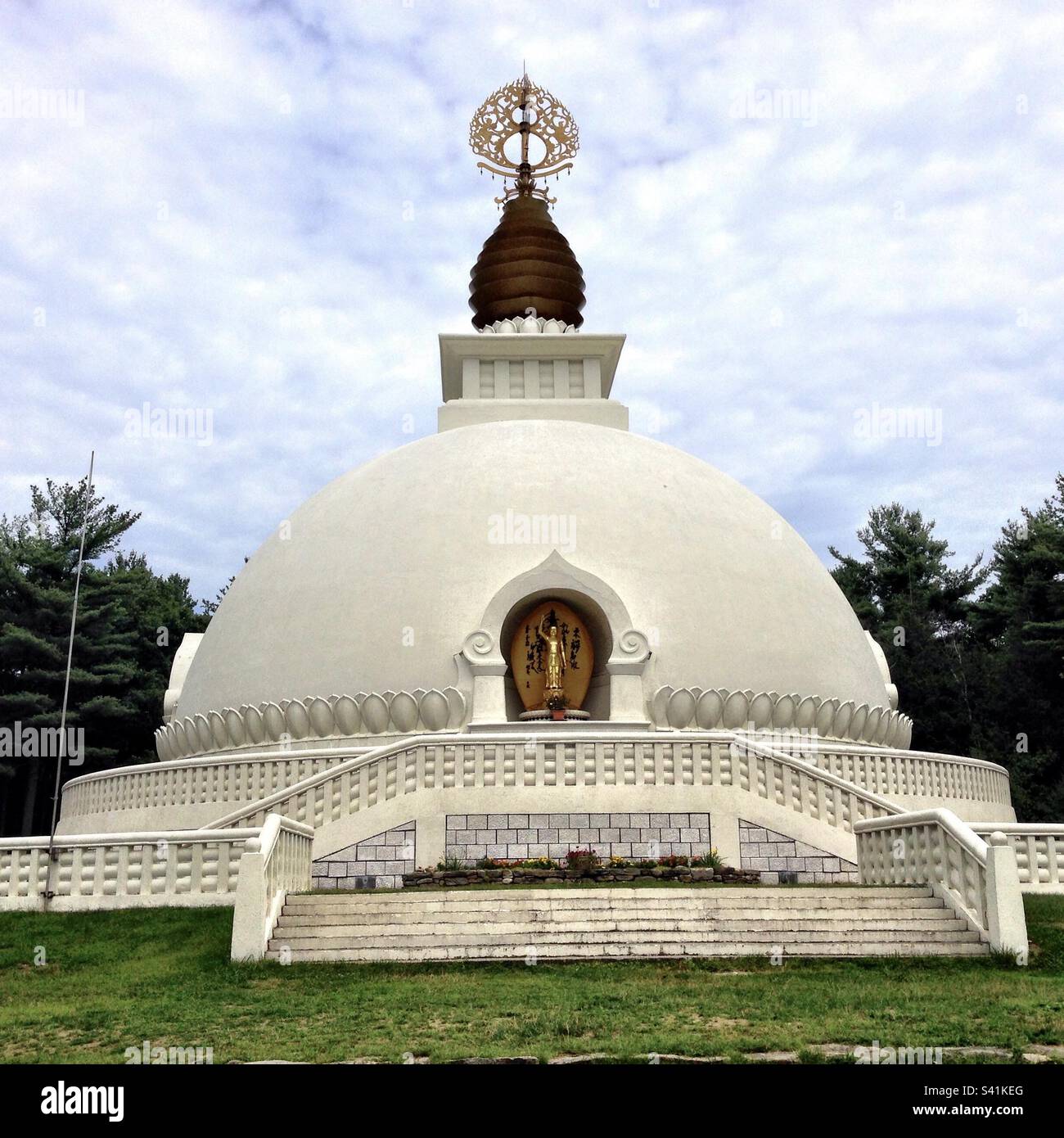 Leverett, Massachusetts, USA - 25. August 2016: Buddhistischer Tempel in der New England Friedenspagode - Smartphone-aufgenommenes Stockfoto