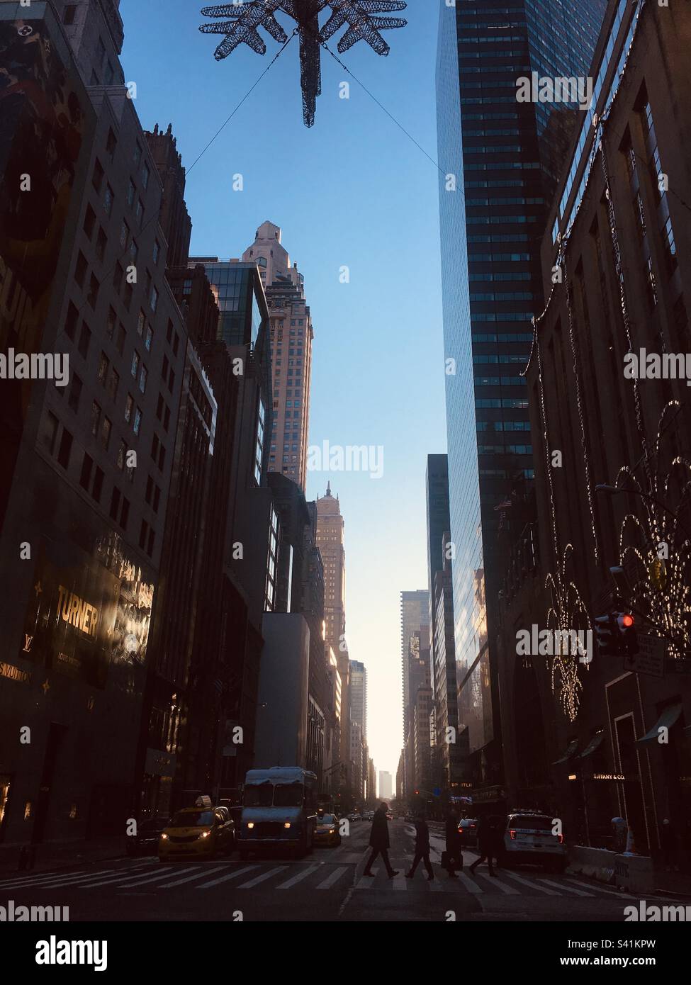 Blick auf den Sonnenaufgang von der 5. Avenue, Manhattan, New York City, USA Stockfoto