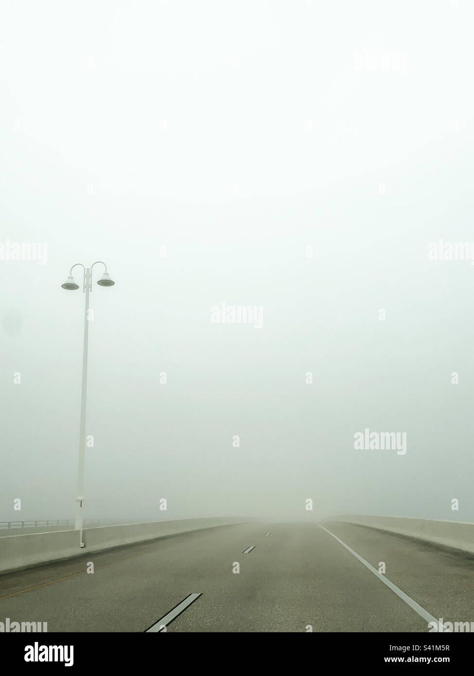 Nebel auf der Brücke - Smartphone-aufgenommenes Stockfoto