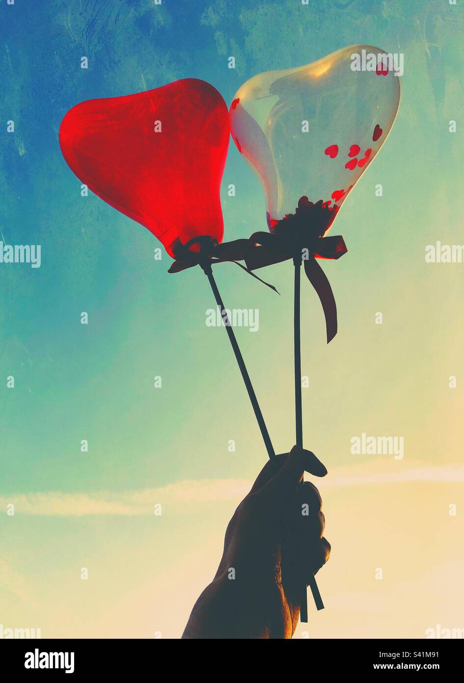 Liebe Herzballons vor blauem Himmel Stockfoto