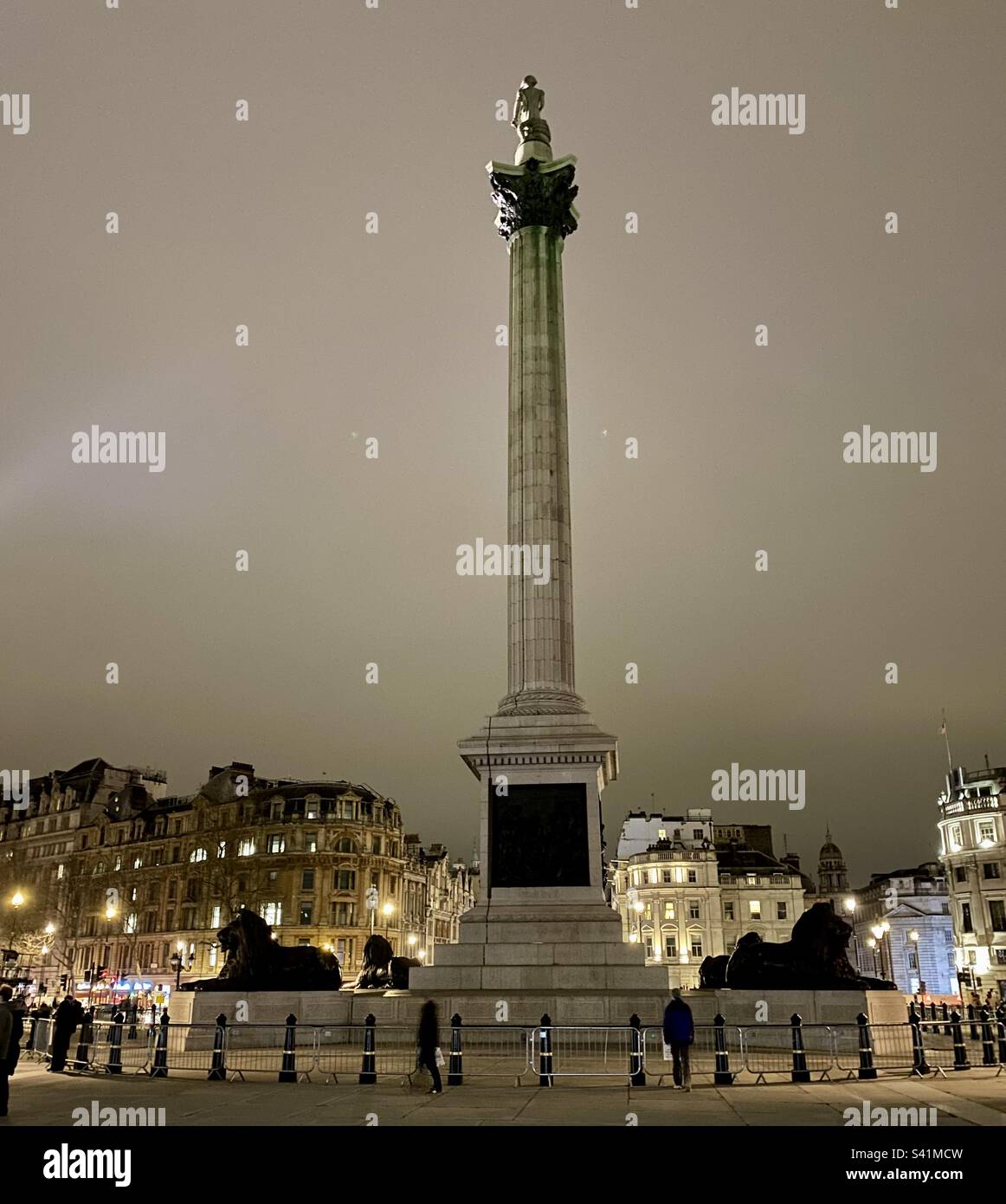 Trafalgar Square bei Nacht. Nach London. Stockfoto