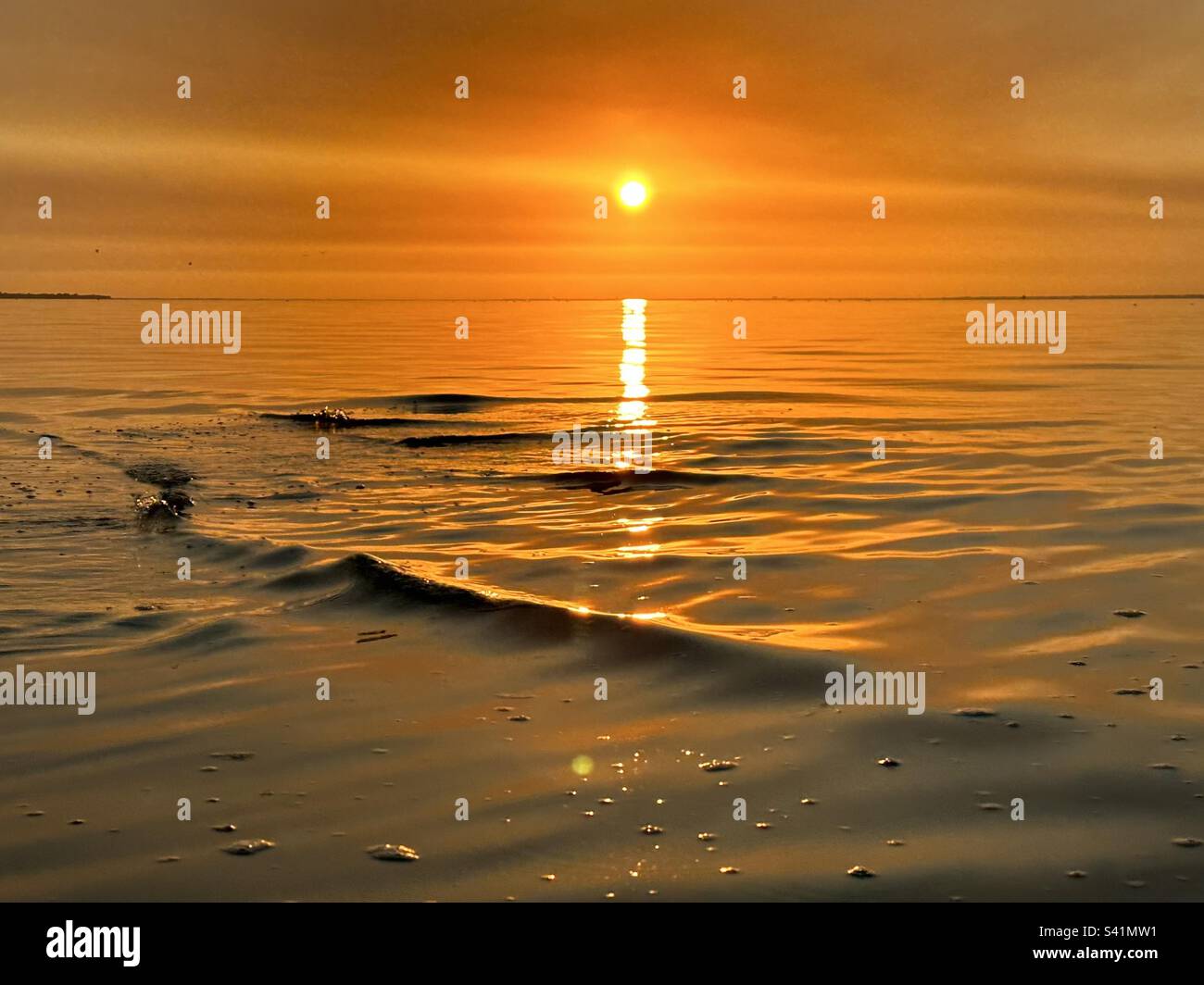 Ein super brillanter Sonnenuntergang, sanfte Wellen, goldene Stunden Stockfoto