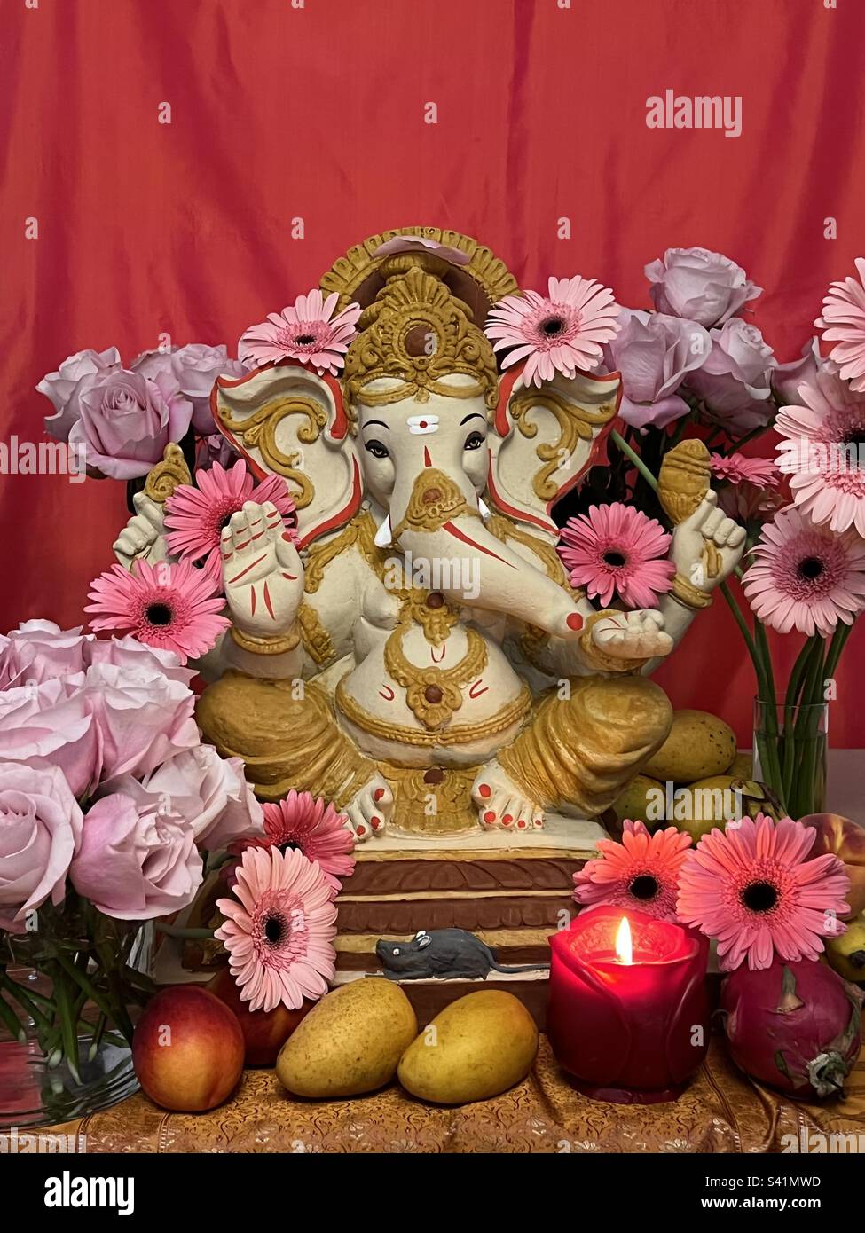 Lord Ganesha Altar - Smartphone-aufgenommenes Stockfoto Lord Ganesha Altar - Smartphone-aufgenommenes Stockfoto