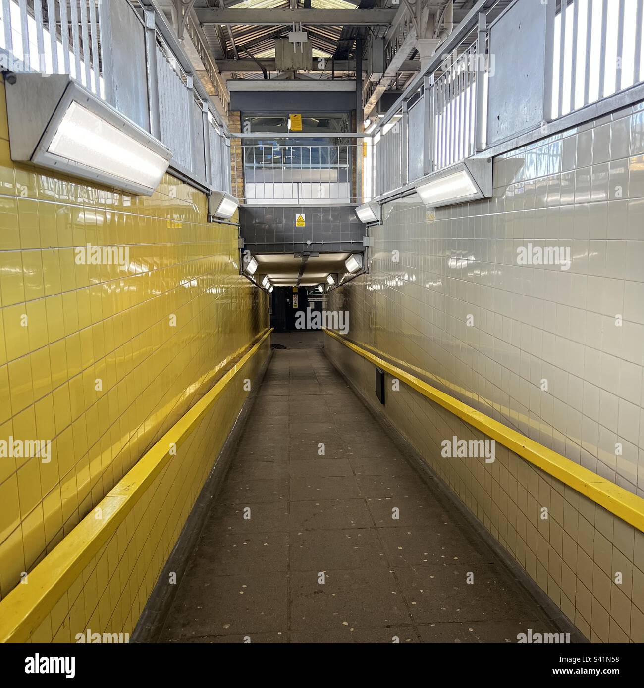 Gelbe Wände, Handlauf, Barking Bahnhof, Korridor London Stockfoto