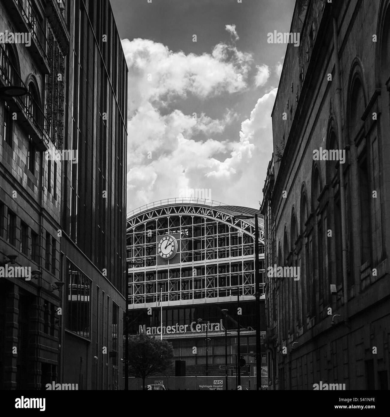 Manchester zentral zwischen den Gebäuden Stockfoto
