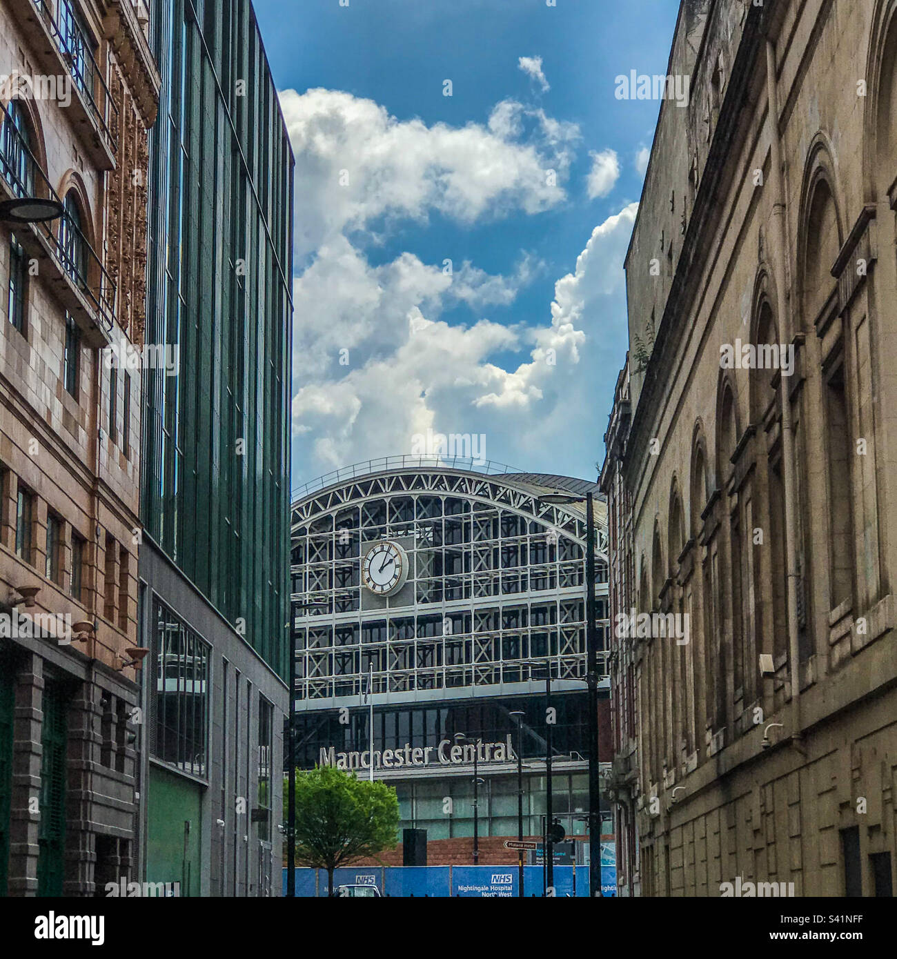 Manchester zentral zwischen den Gebäuden Stockfoto