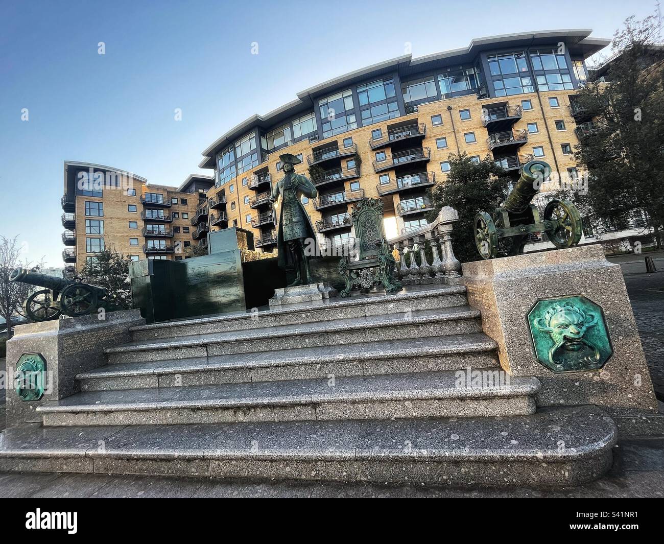 Peter der große Gedenkskulptur des Künstlers Mihail Chemiakin. Peter kam, um den Schiffbau in den berühmten Werften von Deptford zu studieren, die 1513 von Heinrich VIII. Erbaut wurden Im Vordergrund „Grotesques“ Stockfoto