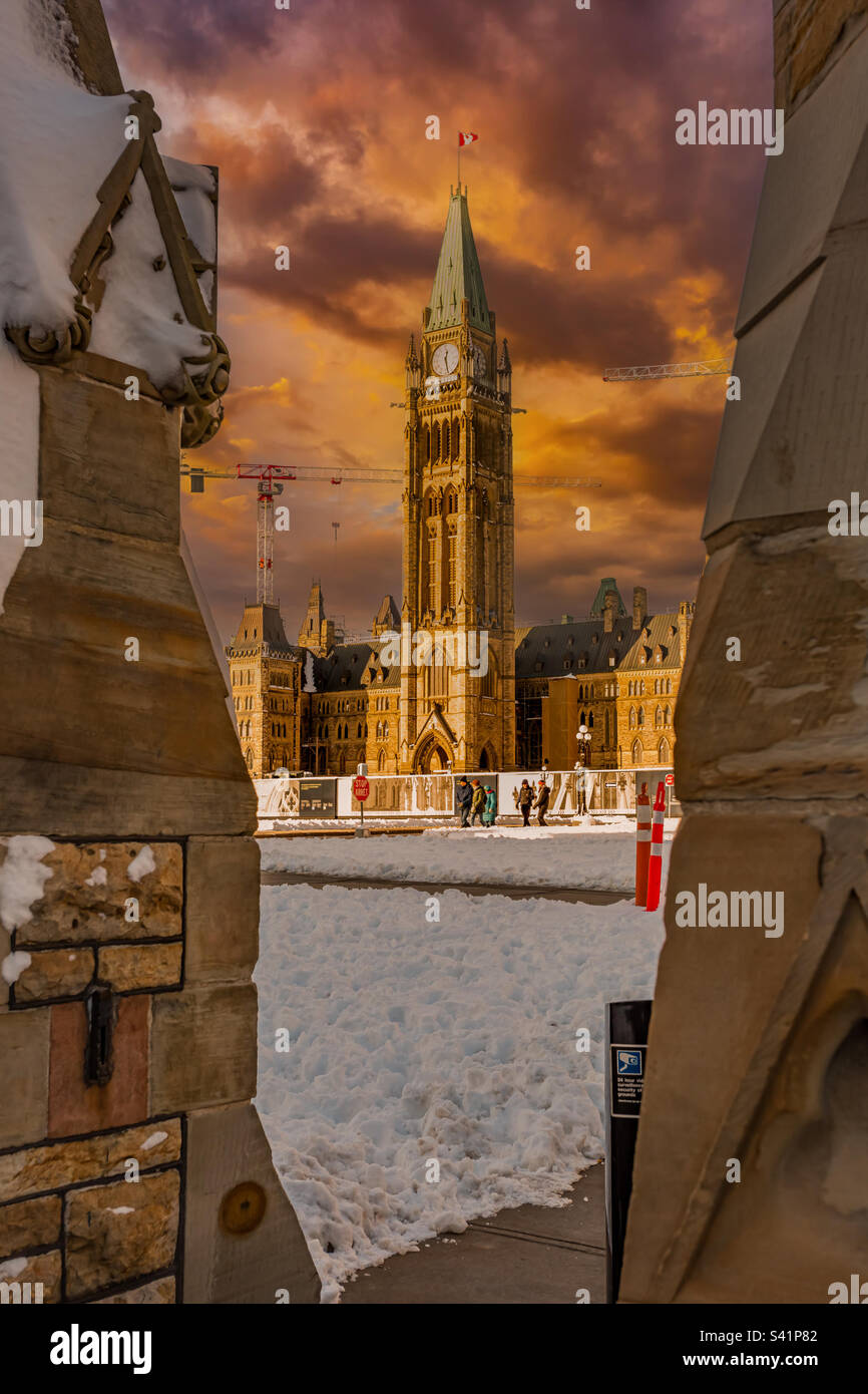 Friedensturm des kanadischen Parlaments in Ottawa, Ontario, bei Sonnenuntergang, Winter und weißem Schnee. Stockfoto