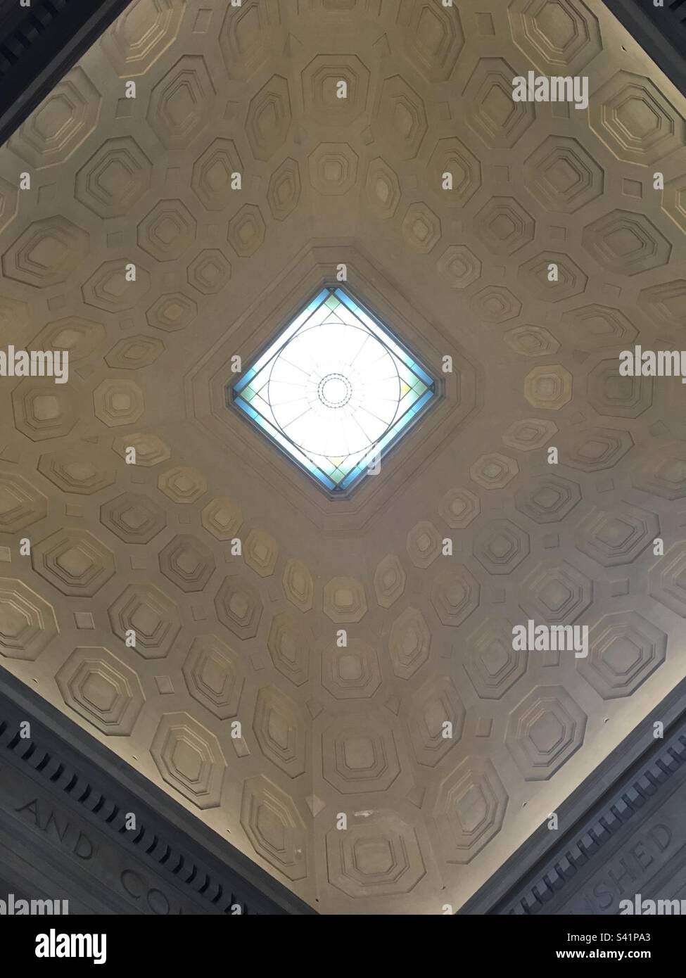 Atriumdecke von Gebäude 7 (Rogers-Gebäude) auf dem Campus des Massachusetts Institute of Technology (mit). Geometrisches Muster mit Oberlicht. - Smartphone-aufgenommenes Stockfoto