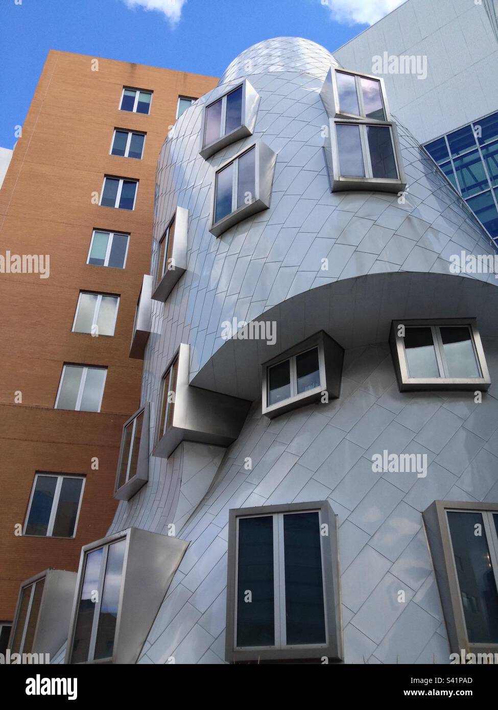 Ein weiterer Blick auf das Ray and Maria Stata Center, oder Gebäude 32, auf dem Campus des Massachusetts Institute of Technology (mit). Der Architekt war Frank Gehry. - Smartphone-aufgenommenes Stockfoto