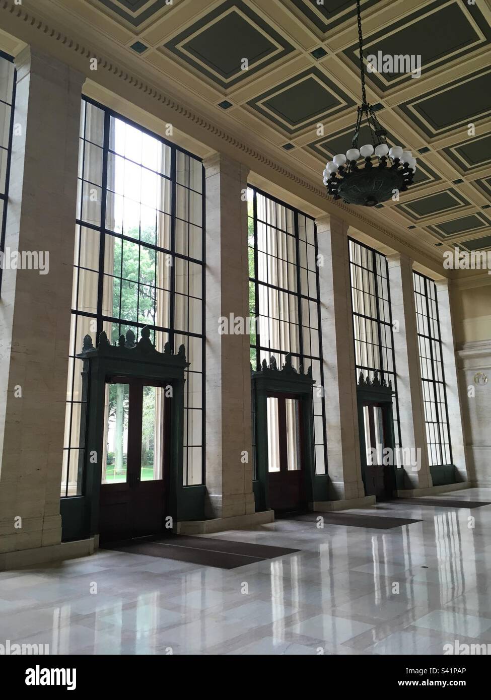 Schöner Eingang zum Maclaurin Building (Gebäude 10) auf dem Campus des Massachusetts Institute of Technology (mit). Mit wunderschönen Fenstern und altmodischen Türen und aufwändiger, detaillierter Decke. Stockfoto