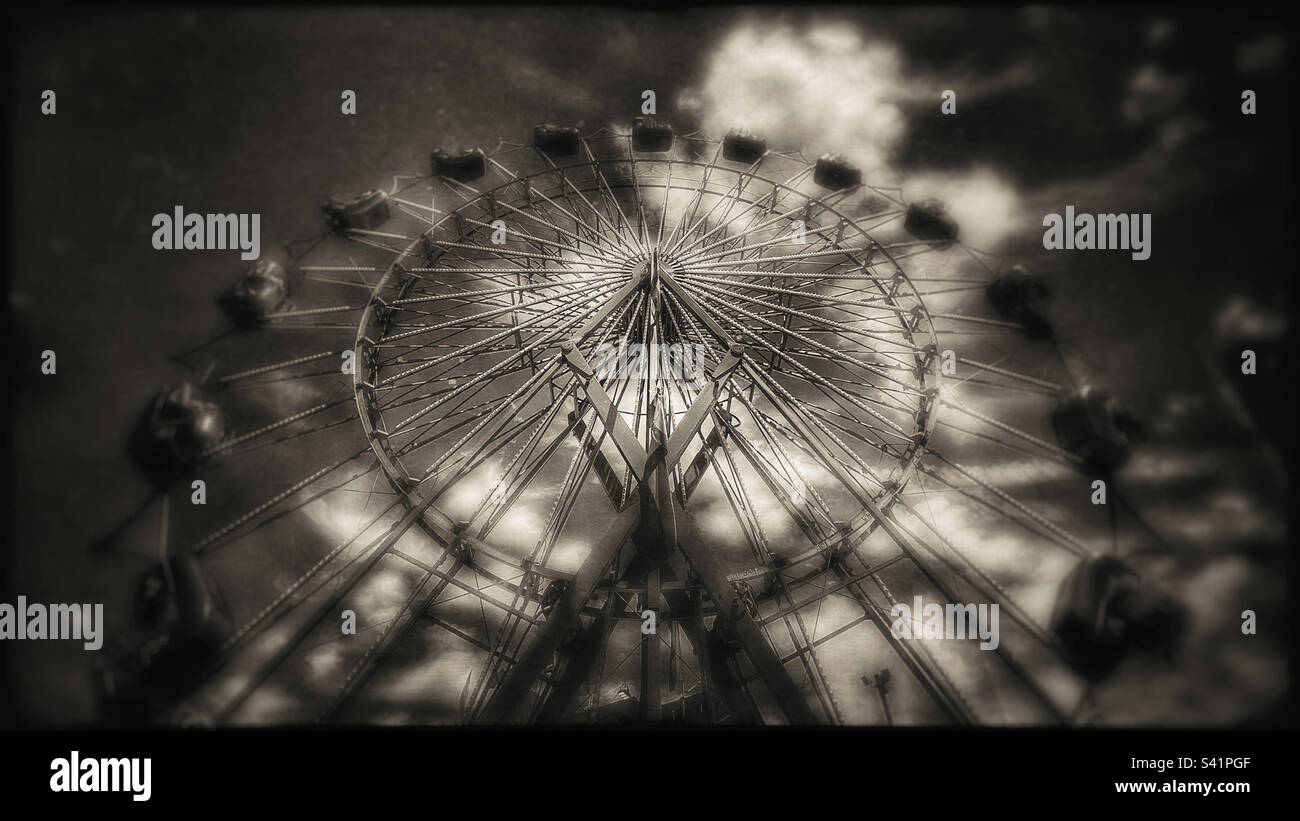 County Fair Ride gegen den dramatischen Himmel in Sepia-Ton Stockfoto