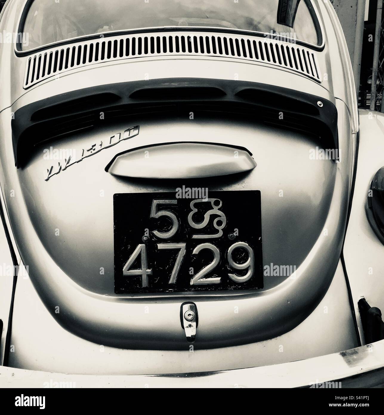 Rückansicht eines alten Volkswagenkäfers mit einem Sri-lankischen Symbol auf dem Nummernschild - Smartphone-aufgenommenes Stockfoto