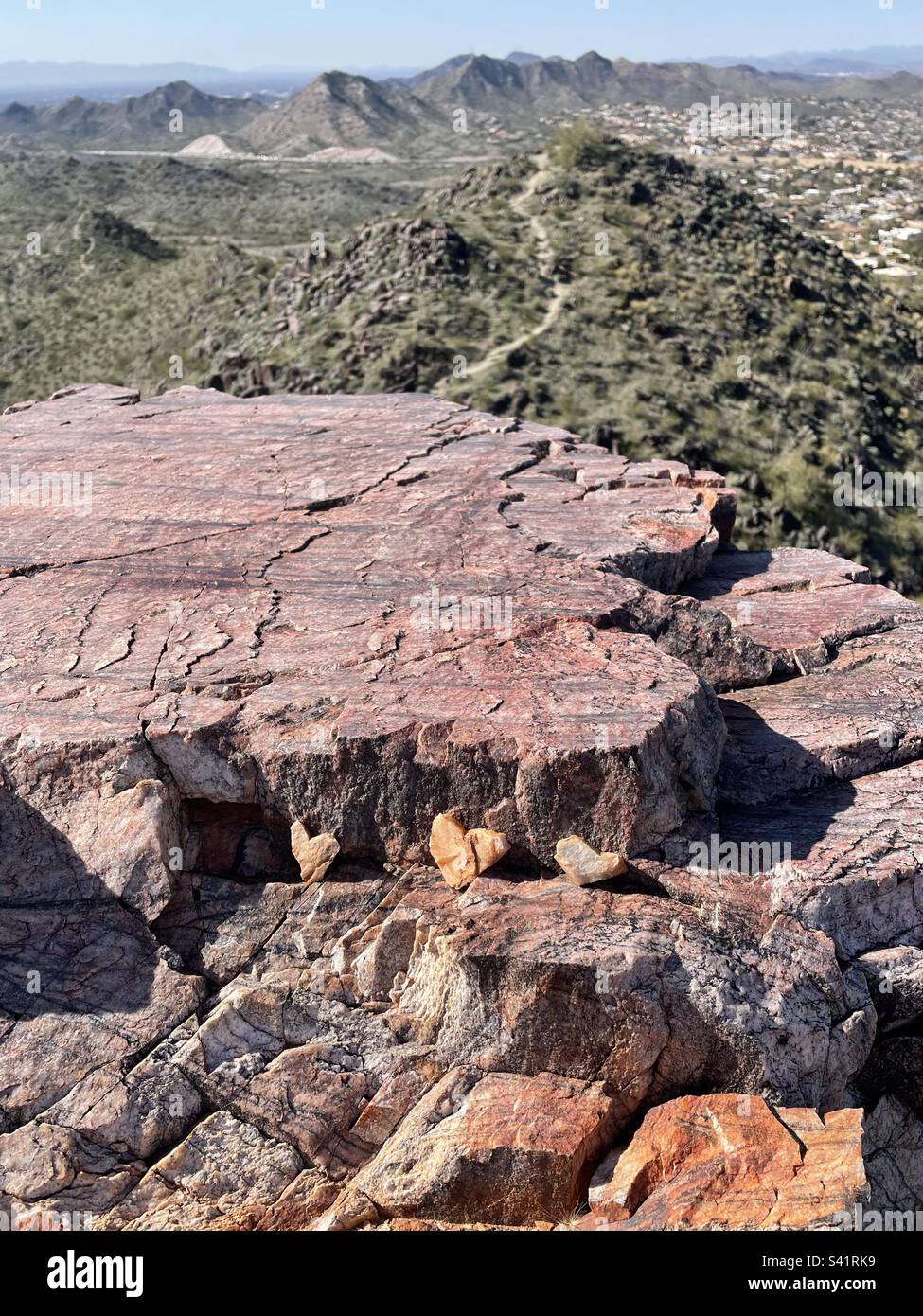 Stone Heart Cache, Rock Hearts, Flat Top Mountain, Phoenix Mountain Preserve, Arizona, Wegweiser in der 40. Straße Stockfoto