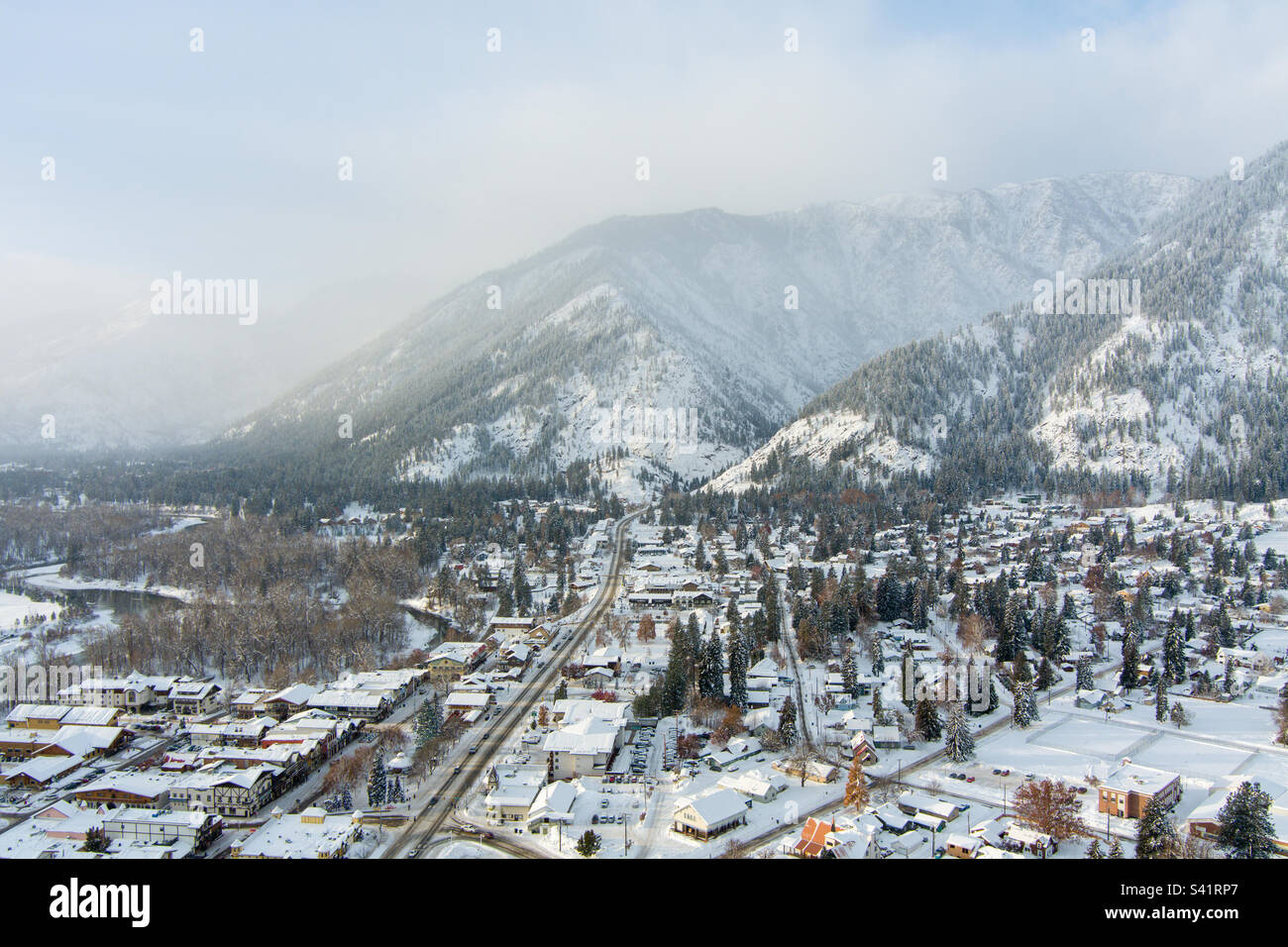 Blick aus der Vogelperspektive auf Leavenworth, Washington bei Sonnenaufgang - Smartphone-aufgenommenes Stockfoto