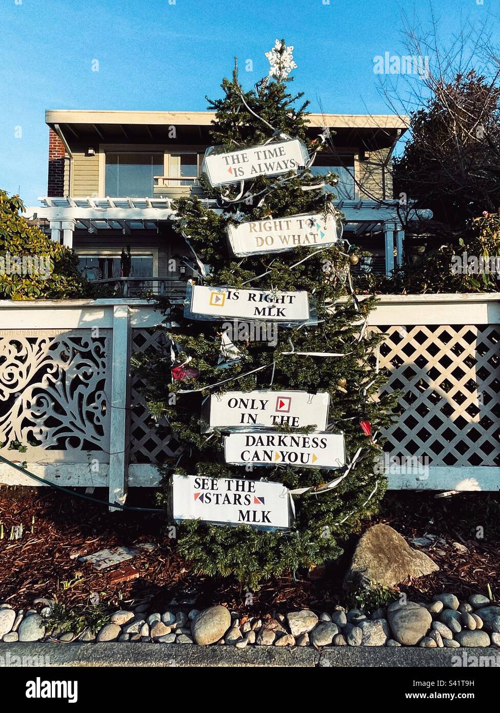 Weihnachtsbaum draußen dekoriert mit Zitaten von MLK Jr Stockfoto