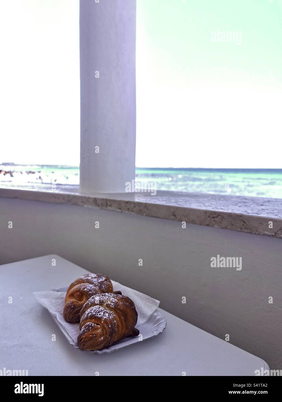 Zwei Croissants am Meer Stockfoto