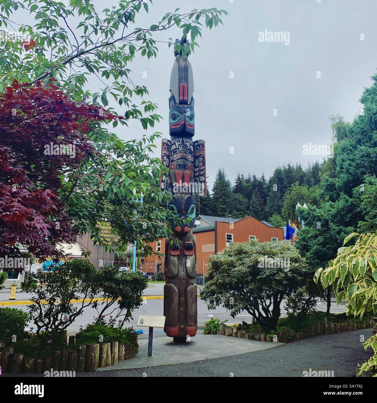 August 222, Chief Kyan Totem Pole, Whale Park, Ketchikan, Alaska, Usa - Smartphone-aufgenommenes Stockfoto