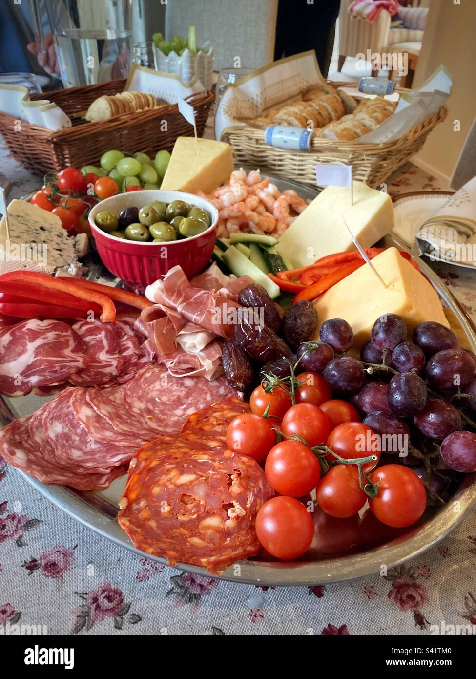 Platte mit Fleisch, Käse, Fisch, Gemüse und Obst Stockfoto