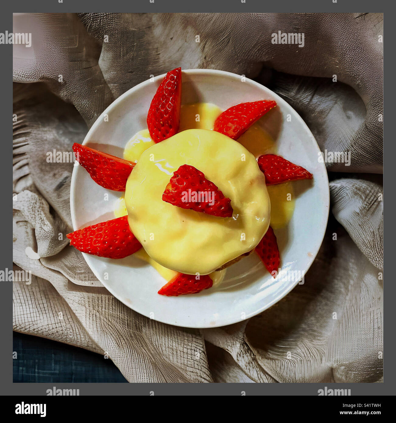 Apfelkuchen mit Vanille und Erdbeeren Stockfoto