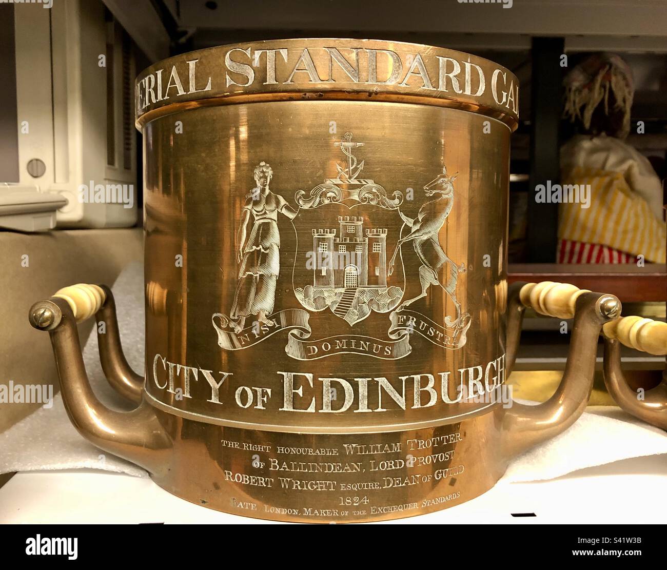 Messbecher mit Gravur aus kupferfarbenem Messbecher Imperial Standard Gallone für die Stadt Edinburgh in Museumssammlung, Schottland, Großbritannien Stockfoto