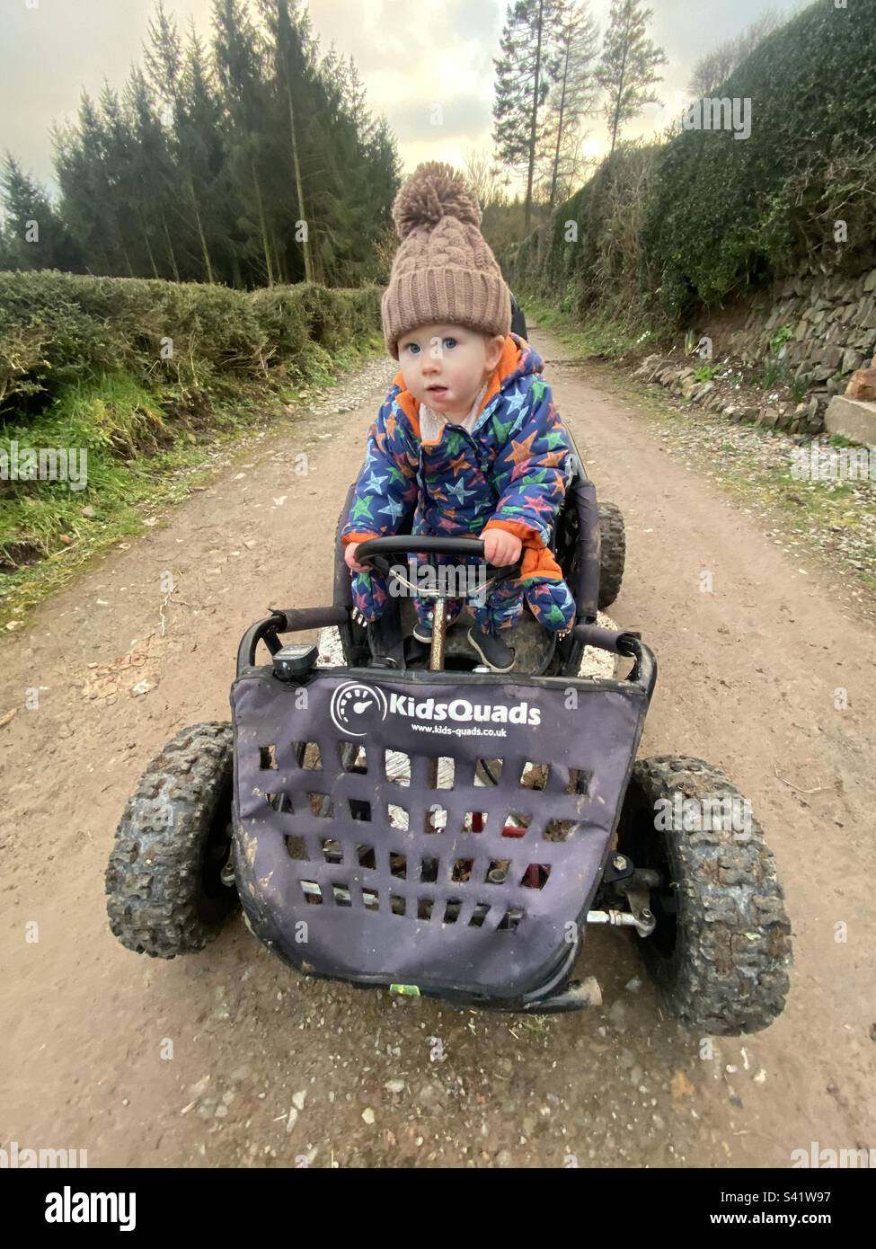 Kleinkind spielt in einem elektrischen Go-Kart Stockfoto