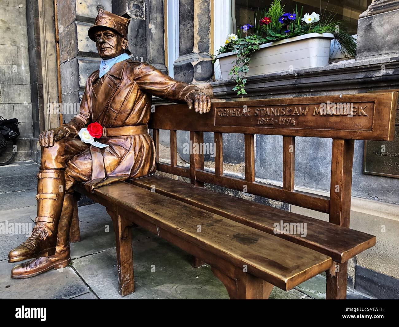 Bronzestatue von General Stanislaw Maczek, der auf einer Bank saß, war WW2 polnischer Panzerkommandant, Gedenkstätte im Innenhof der Edinburgh City Chambers. - Smartphone-aufgenommenes Stockfoto
