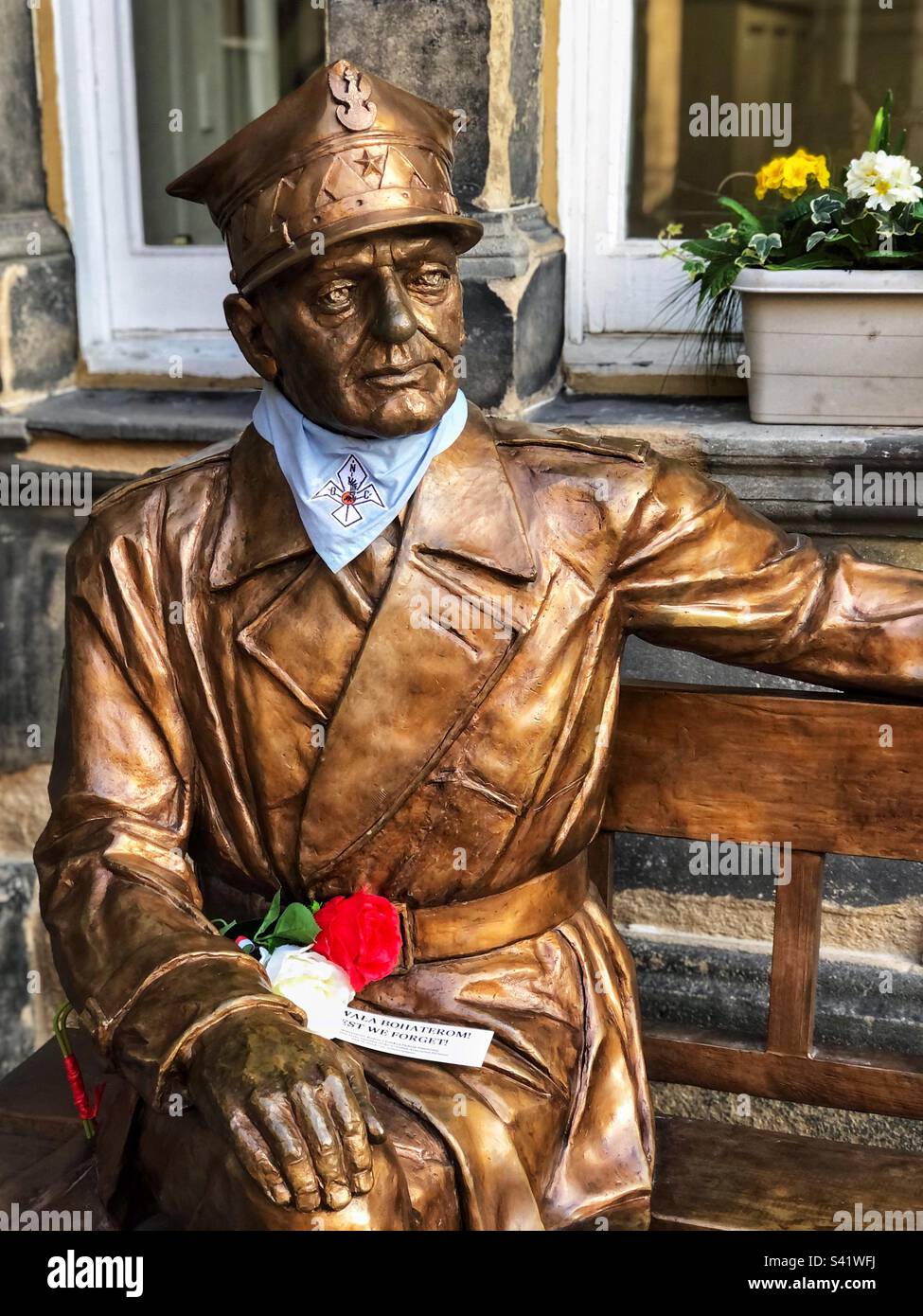 Bronzestatue von General Stanislaw Maczek, der WW2 polnischer Panzerkommandant der Armee war, Gedenkstätte im Innenhof der Edinburgh City Chambers. Stockfoto