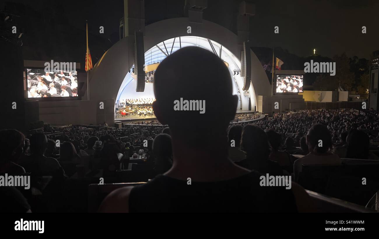 LOS ANGELES, CA, SEP 2022: Silhouetted man's Head blockiert den Blick auf Musiker auf der Bühne, wenn er beim Hollywood Bowl steht Stockfoto