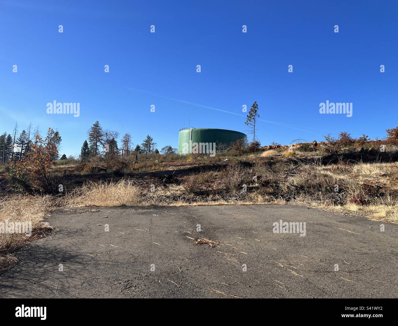 Wasserbehälter auf einem ländlichen Hügel, Magalia, Kalifornien Stockfoto