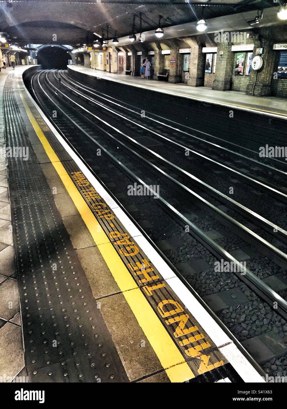 Vorsicht mit dem Gap in der Londoner U-Bahn Stockfoto