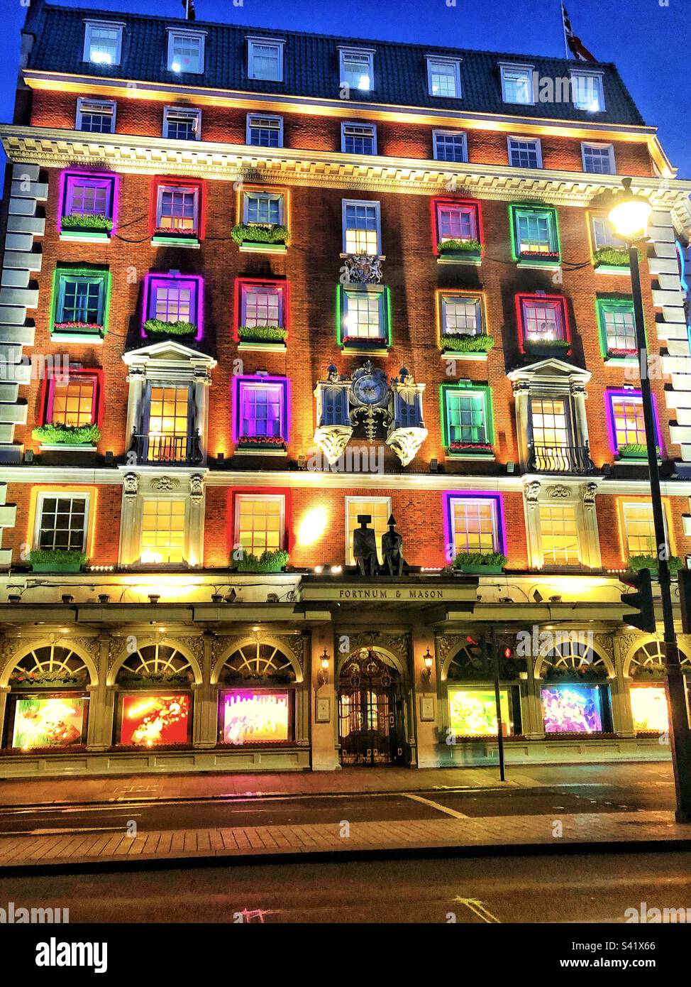 Farbenfrohes Fortnum und Mason bei Nacht - Smartphone-aufgenommenes Stockfoto Farbenfrohes Fortnum und Mason bei Nacht - Smartphone-aufgenommenes Stockfoto