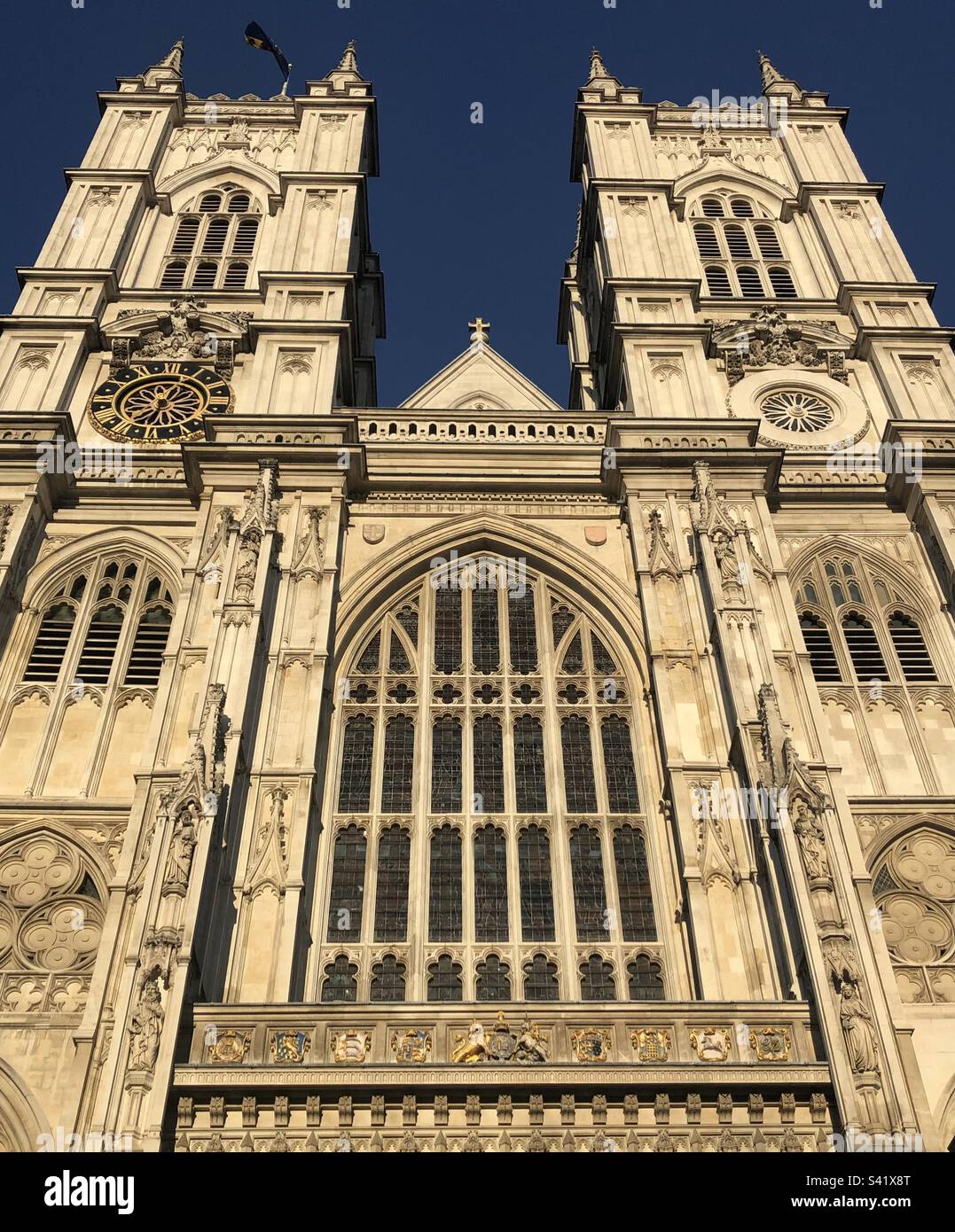 Mit Blick auf die Fassade von Westminster Abbey Stockfoto