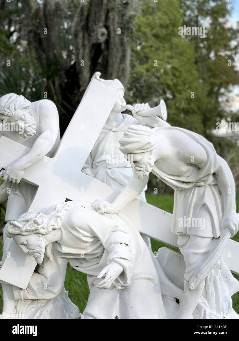 Porträt, Stationen des Kreuzes, 3. Station, Jesus fällt zum 1. Mal, Augenhöhe mit Jesus, Wachmann bedrohlich, Zenturion mit Horn, weiße, fast lebensgroße Statuen Stockfoto