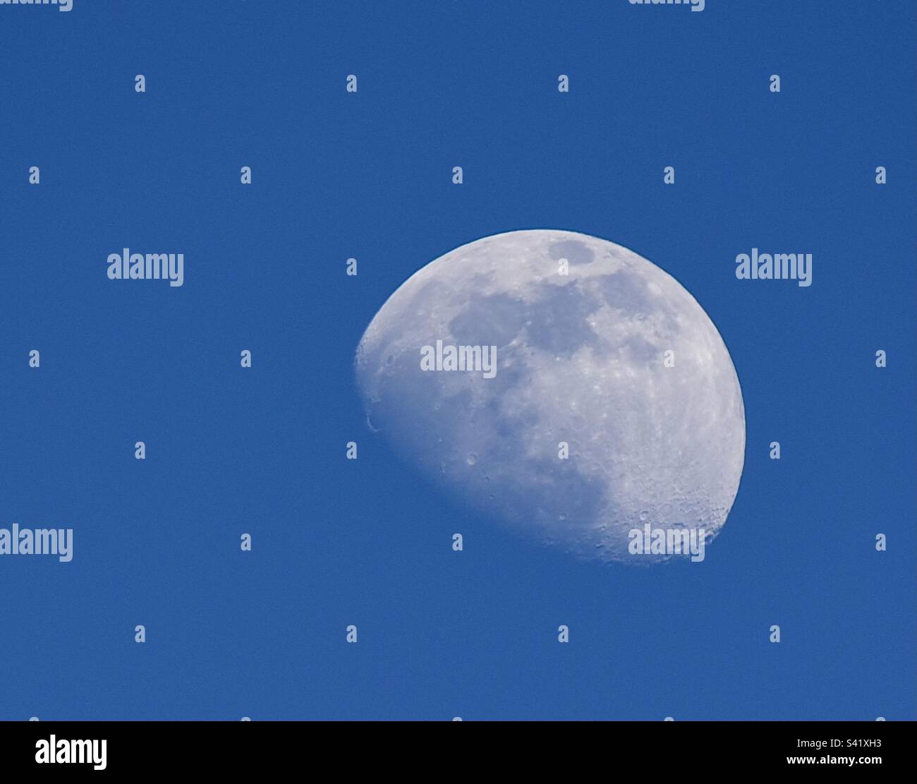 Blauer Mond auf den Bergen - Smartphone-aufgenommenes Stockfoto