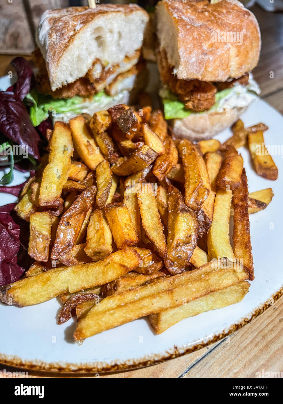Knuspriges Hühnchen-Sandwich und Pommes frites Stockfoto